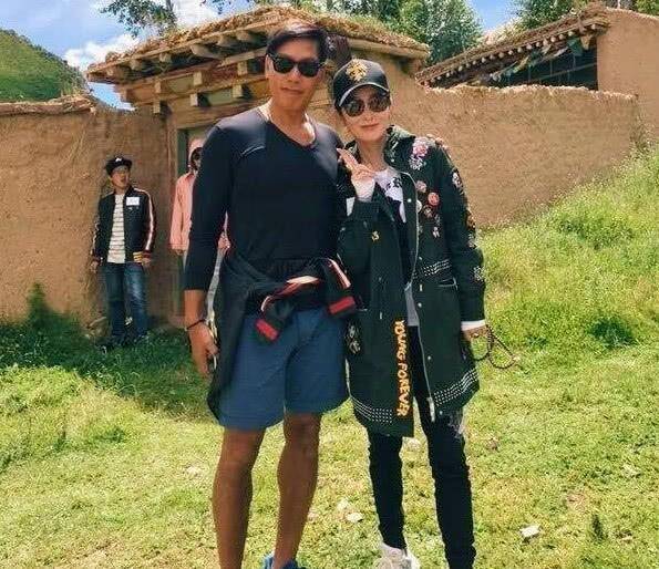 50歲張敏與56歲張耀揚同框，張敏依舊保持青春，烏鴉哥卻變成這樣了，網友：保養真的很重要