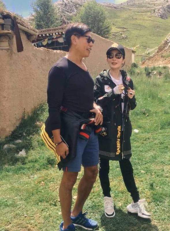 50歲張敏與56歲張耀揚同框，張敏依舊保持青春，烏鴉哥卻變成這樣了，網友：保養真的很重要