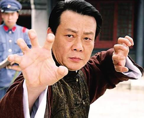 65歲寇世勳全家近照，和老婆倆人分住上下樓，母親卻住在養老院