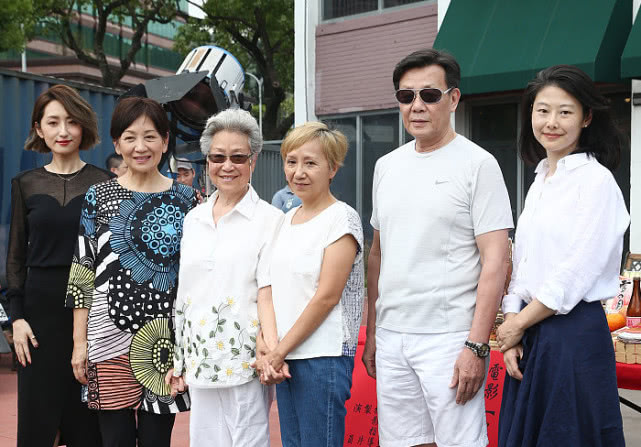 65歲寇世勳全家近照，和老婆倆人分住上下樓，母親卻住在養老院