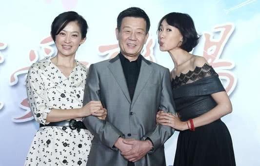65歲寇世勳全家近照，和老婆倆人分住上下樓，母親卻住在養老院