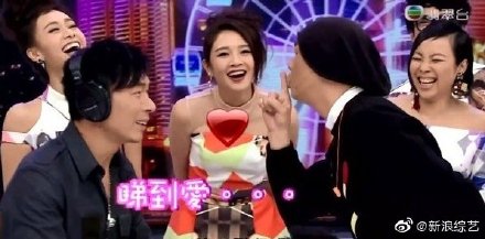 原來3年前就醬高調！黃心穎「又笑又摸」許志安的調情畫面曝光！網民: 眾目睽睽也太大膽！