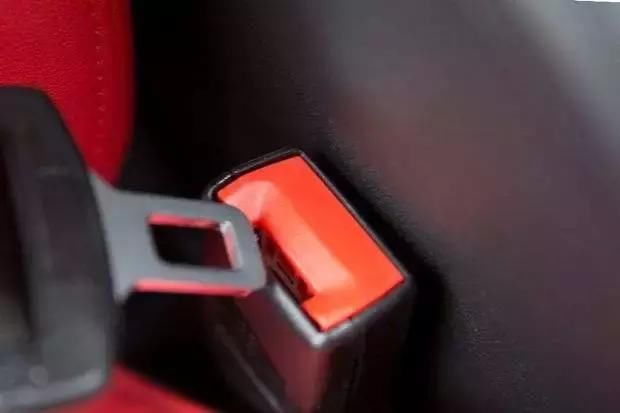 汽車的後排座位比前排安全？答案令人驚訝！