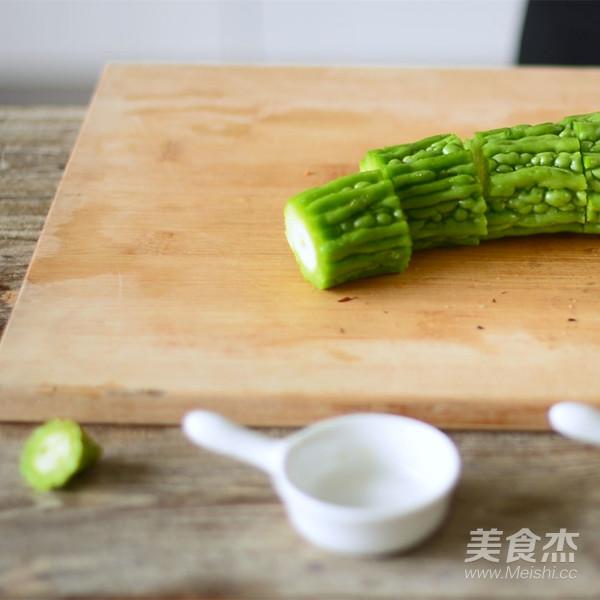 吃了這麼多年苦瓜才知道，原來把「苦源」切掉後，苦味就沒有了
