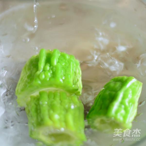 吃了這麼多年苦瓜才知道，原來把「苦源」切掉後，苦味就沒有了
