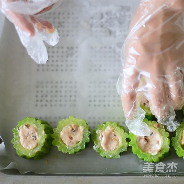 吃了這麼多年苦瓜才知道，原來把「苦源」切掉後，苦味就沒有了