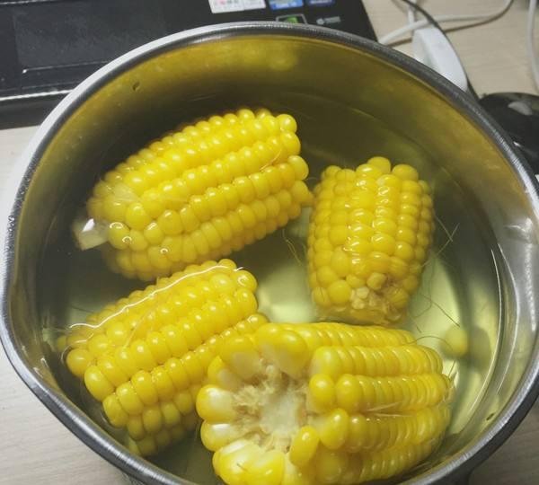 外面賣的煮玉米為什麼那麼好吃？秘訣全在「水」裡
