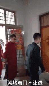 去接新娘的路上遇到淋雨小狗，新郎告訴司機：快停車，新郎與狗出現暖心畫面