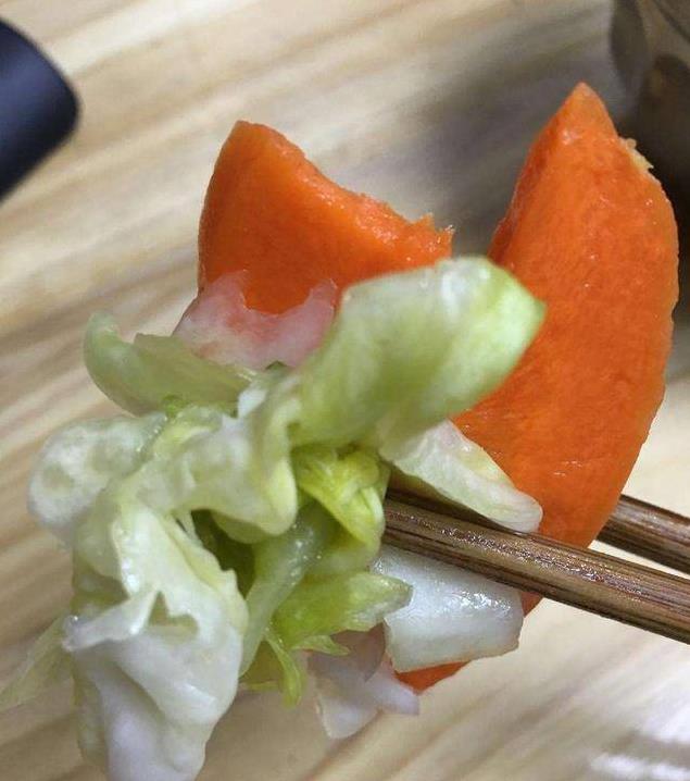 按照婆婆的方法醃了一壇泡菜，還沒醃好就被我們吃完了，方法簡單，爽脆下飯