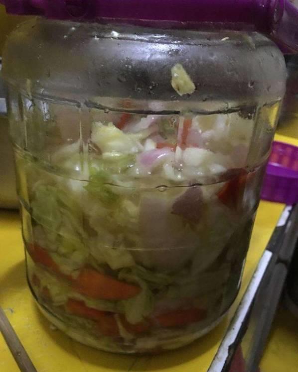 按照婆婆的方法醃了一壇泡菜，還沒醃好就被我們吃完了，方法簡單，爽脆下飯