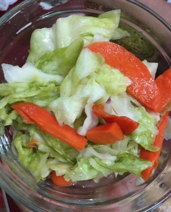 按照婆婆的方法醃了一壇泡菜，還沒醃好就被我們吃完了，方法簡單，爽脆下飯