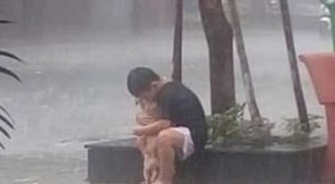 因搬家父母夜裡將狗狗扔下，次日5歲兒子找狗失蹤，看到他懷中狗，父母哭成淚人