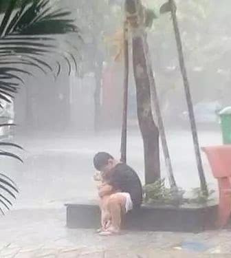 因搬家父母夜裡將狗狗扔下，次日5歲兒子找狗失蹤，看到他懷中狗，父母哭成淚人