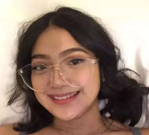 這只金毛每天都爬在門縫等女孩摸牠，不摸還會生氣，可惜她們卻不會再見面了