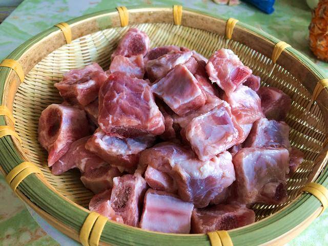 無論燉排骨還是燉雞，萬萬別焯水，這樣做血水自動跑出來更鮮嫩