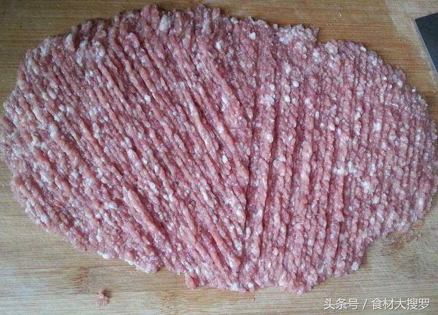 一斤豬肉半碗玉米澱粉，自製午餐肉，又香又營養，比火腿腸好吃幾十倍！另附2種自製午餐肉做法！