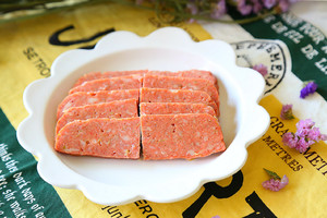 一斤豬肉半碗玉米澱粉，自製午餐肉，又香又營養，比火腿腸好吃幾十倍！另附2種自製午餐肉做法！