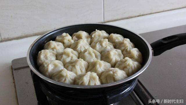 自己在家做生煎包給家人吃，美好的一天從早餐開始！