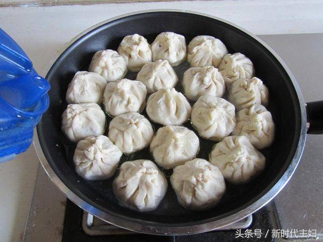 自己在家做生煎包給家人吃，美好的一天從早餐開始！