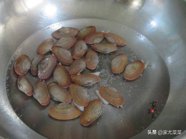 花甲別總是用來爆炒，試試這種夏天的家常湯做法，鮮美無沙無腥味