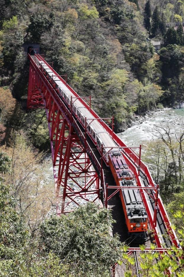 日本10大軌道列車——一場絕景震撼之旅