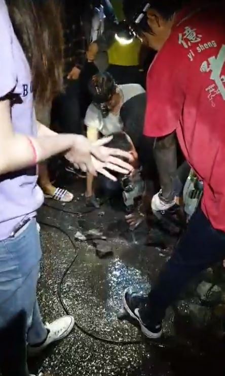 9隻奶狗被卡涵管！好心人「鑽地鑿洞」奮力救援 展開生命接力賽