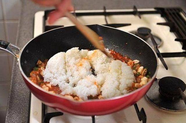 如此詳細的蛋包飯的做法，你會錯過嗎？......