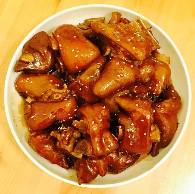 如何做豬蹄兒更好吃？紅燒豬蹄的家常做法