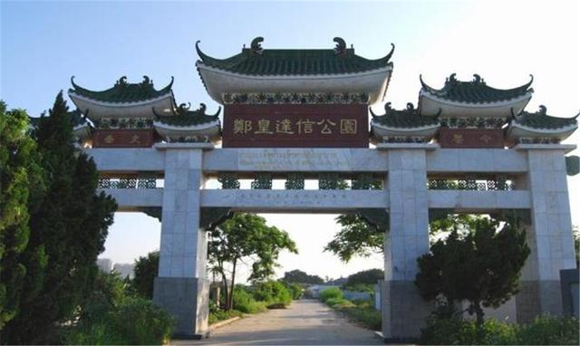 他當皇帝後送家鄉人18缸鹹菜，鄉親扔了17缸，倒出來一看後悔不已！