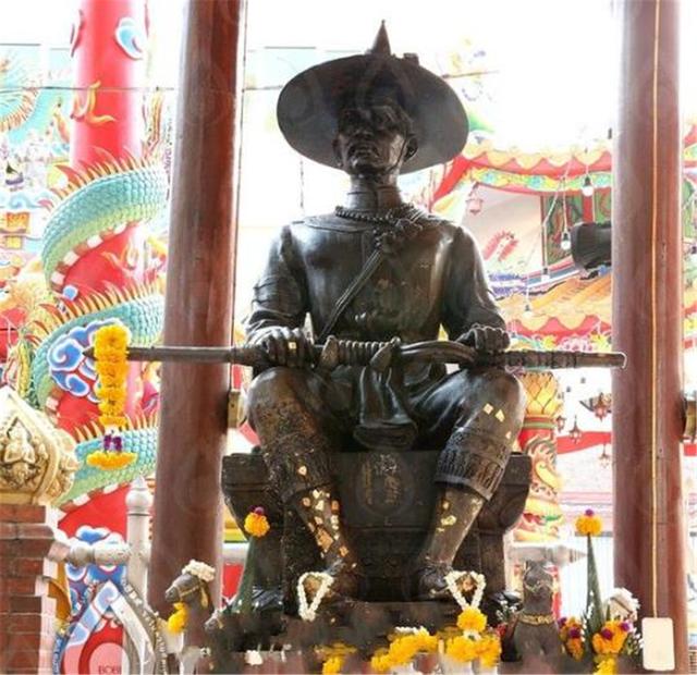 他當皇帝後送家鄉人18缸鹹菜，鄉親扔了17缸，倒出來一看後悔不已！