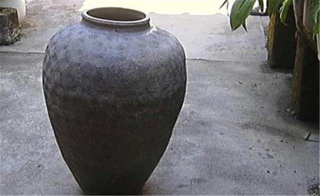 他當皇帝後送家鄉人18缸鹹菜，鄉親扔了17缸，倒出來一看後悔不已！