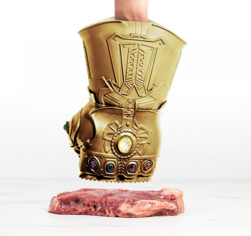 用無限寶石的力量來做菜啦～　超狂「無限手套肉錘」打肉也像個英雄 