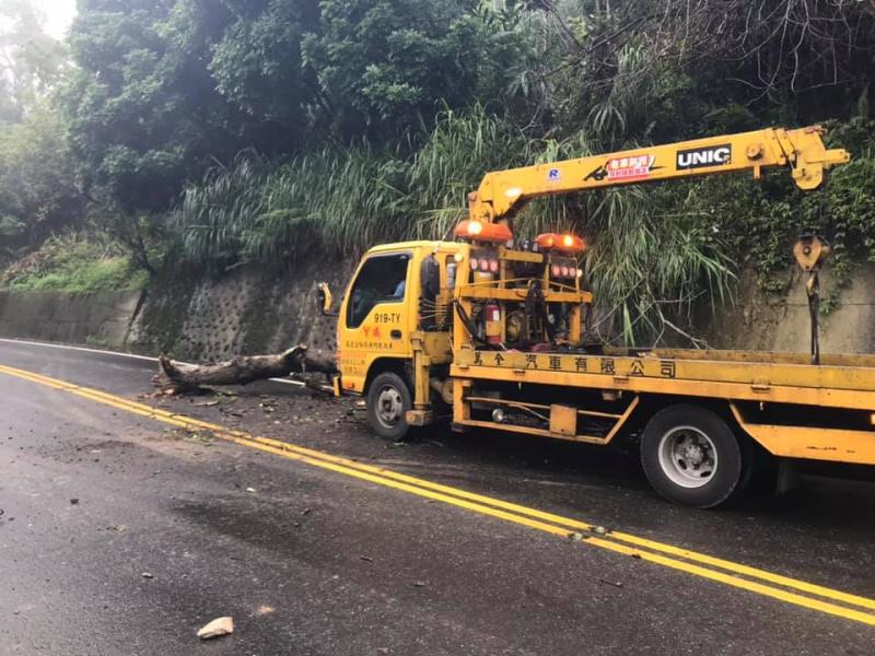 路上遇到龐然大物擋道…藍衣男自願下車「霸氣移開」　全網讚：台灣有你真好 