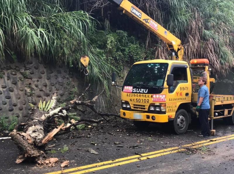 路上遇到龐然大物擋道…藍衣男自願下車「霸氣移開」　全網讚：台灣有你真好 