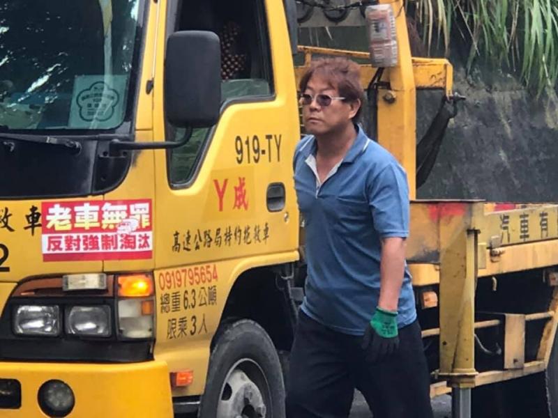 路上遇到龐然大物擋道…藍衣男自願下車「霸氣移開」　全網讚：台灣有你真好 