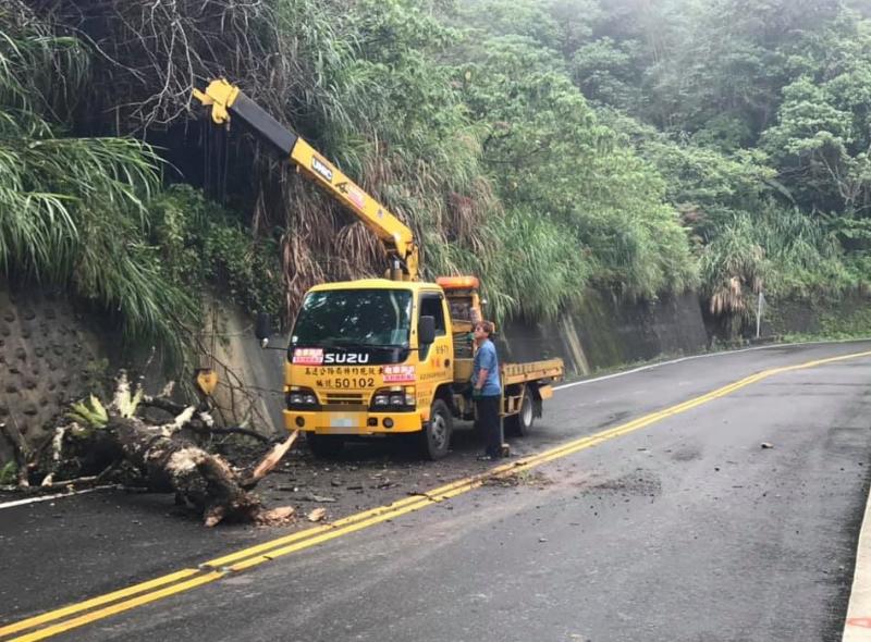 路上遇到龐然大物擋道…藍衣男自願下車「霸氣移開」　全網讚：台灣有你真好 