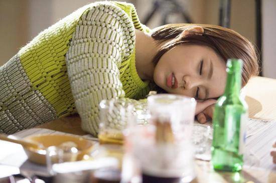 「喝.茫後秒睡的人個性最好」 8種黃湯下肚後行為一秒看穿你 心理學家：這類型的人內心很渴望愛