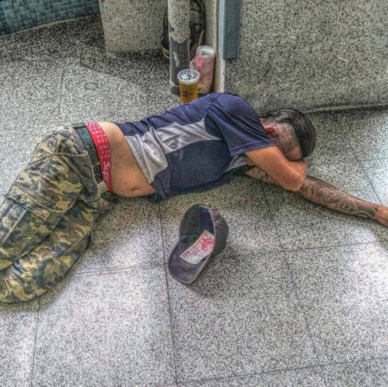 「躺地午睡」工人醒來賺翻？他苦笑：我不是乞丐餒