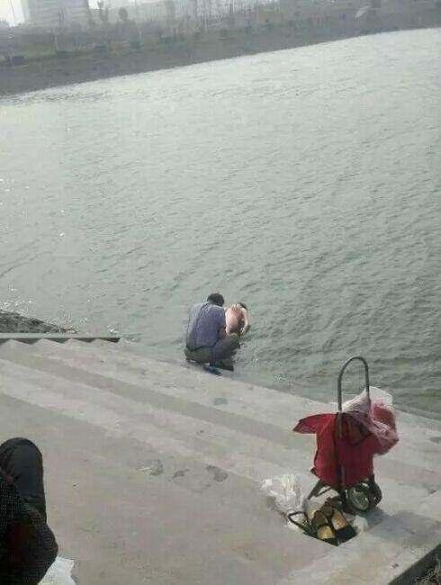男子河邊當眾為女友洗澡，女人翻過身，眾人嚇得慌忙報警