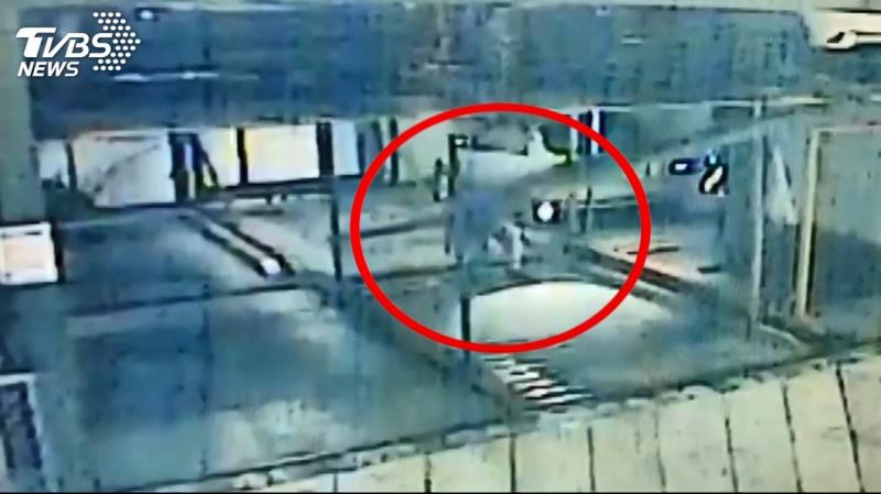 驚險！機械車位鋼板掉落　工人夾縫躲死劫