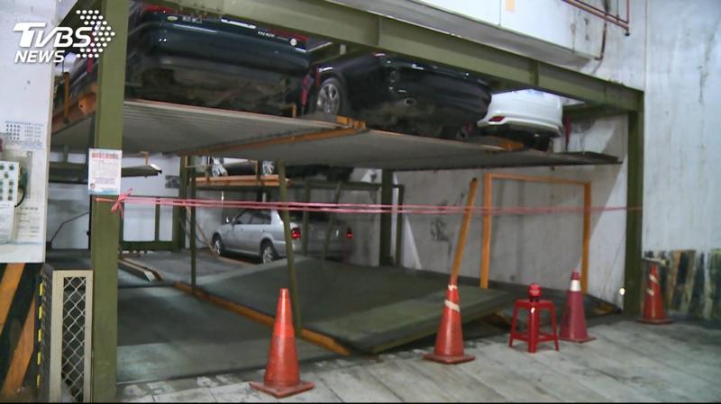 驚險！機械車位鋼板掉落　工人夾縫躲死劫