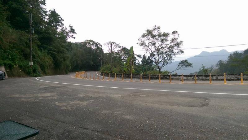 山區開車「1女要搭順風車」，他車滿不載繼續開！突然窗邊有異物嚇死人…原來又是「她」!