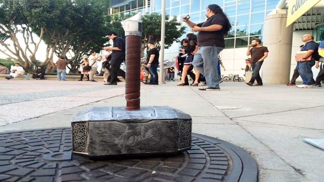 小伙打造出一把雷神之鎚，除了他沒人能拿起，這是怎麼回事 