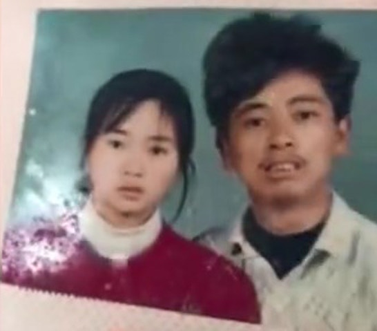 老爸「頭亂成鳥窩」照娶女神老婆　網曬「父母差異婚照」噴笑：我媽當年鬼遮眼？