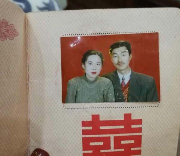 老爸「頭亂成鳥窩」照娶女神老婆　網曬「父母差異婚照」噴笑：我媽當年鬼遮眼？