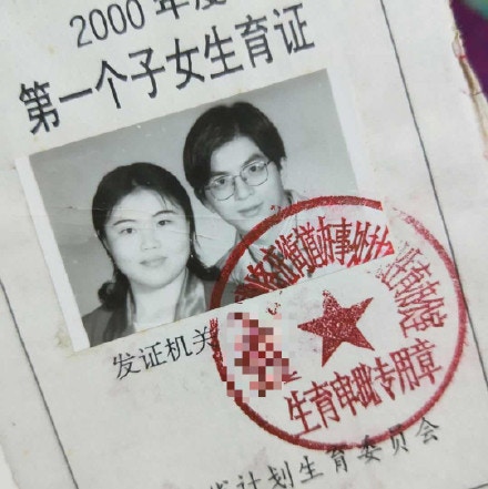 老爸「頭亂成鳥窩」照娶女神老婆　網曬「父母差異婚照」噴笑：我媽當年鬼遮眼？