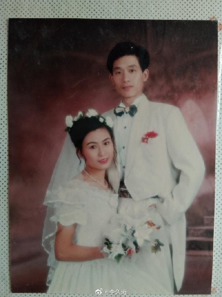 老爸「頭亂成鳥窩」照娶女神老婆　網曬「父母差異婚照」噴笑：我媽當年鬼遮眼？