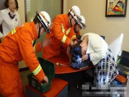女子頭髮被捲入！男子趁著女子無法動彈，接下來男子舉動讓人憤怒！太無恥了啊！