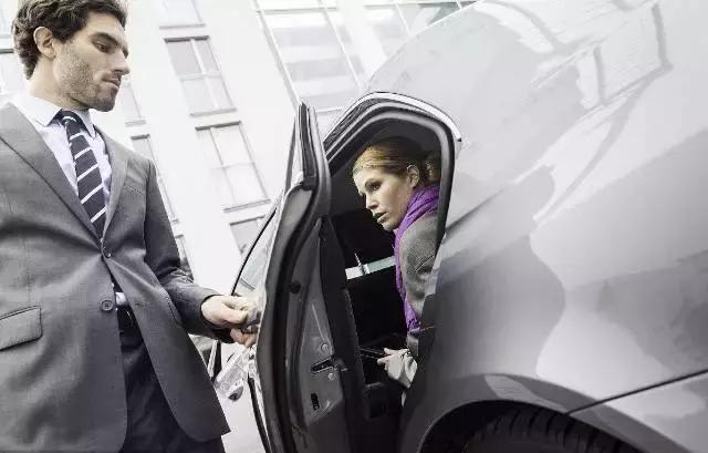  如果你的車門把下方有一枚硬幣，請你馬上拿起手機報警，否則後果慘重！一定要轉給有車的親友，特別是長輩！