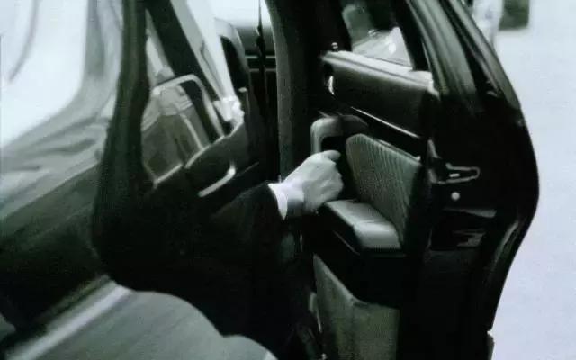  如果你的車門把下方有一枚硬幣，請你馬上拿起手機報警，否則後果慘重！一定要轉給有車的親友，特別是長輩！